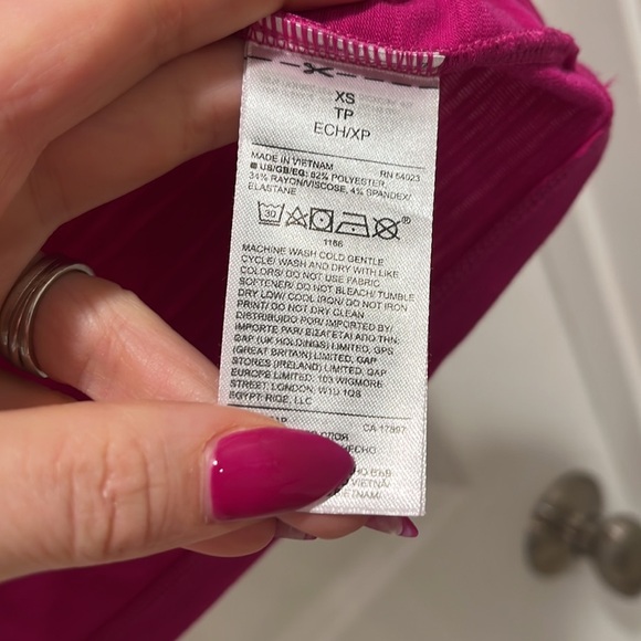 Raspberry GAP FIT top XS like new shirt sleeve - Picture 4 of 8